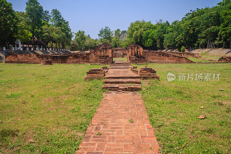 老南昌寺，位于泰国清迈的Wiang Kum Kam的一个被毁坏的寺庙。Wiang Kum Kam是由Mangrai国王自16世纪以来建造的一个历史定居点和考古遗址。